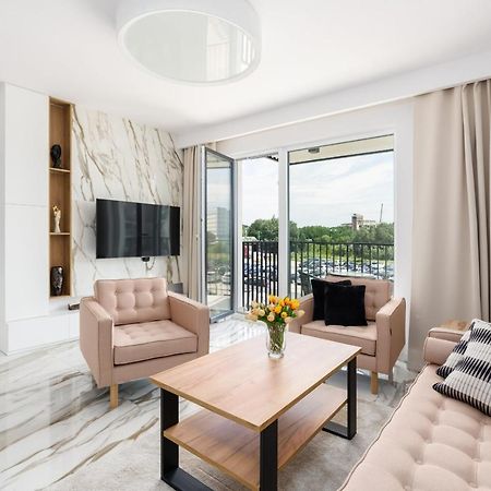 Esencja Apartments With Free Parking Garbary 104 By Noclegi Renters พอซนาน ภายนอก รูปภาพ